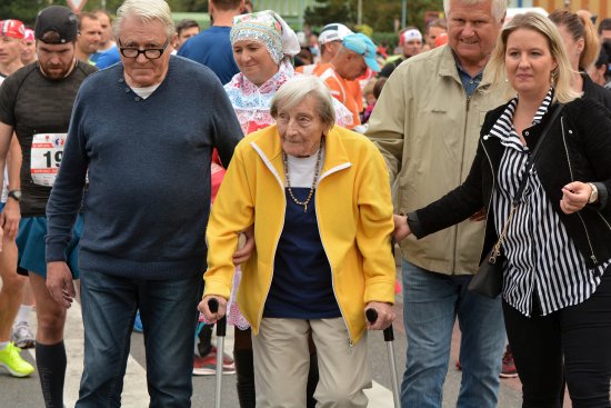 Jen pár dnů po svých devadesátých šestých narozeninách nechyběla Dana Zátopková na startu běhu nesoucího jméno jejího slavného manžela. Legendární olympionička vyslala na trať 236 závodníků. 
FOTO: DAVID MACHÁČEK