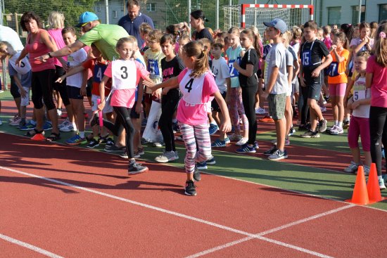 V pátek proběhly dva štafetové závody. Jako první se postavili na pětikilometrovou trať žáci prvního stupně, jejich starší spolužáci běželi deset kilometrů.
FOTO: DANA HOĎÁKOVÁ