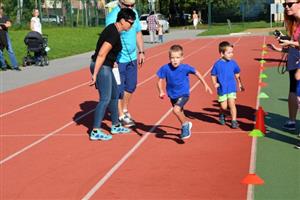 Za velkého povzbuzování závodilo osm desetičlenných týmů z místních mateřských škol. Minizátopek proběhl na hřišti ZŠ Emila Zátopka.
FOTO: DANA HOĎÁKOVÁ