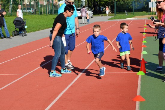 Za velkého povzbuzování závodilo osm desetičlenných týmů z místních mateřských škol. Minizátopek proběhl na hřišti ZŠ Emila Zátopka.
FOTO: DANA HOĎÁKOVÁ