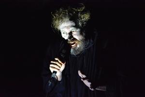 Americký hudebník a performer Andy the Doorbum vystoupil v polovině minulého týdne před kopřivnickým publikem už podruhé.
FOTO: DAVID MACHÁČEK