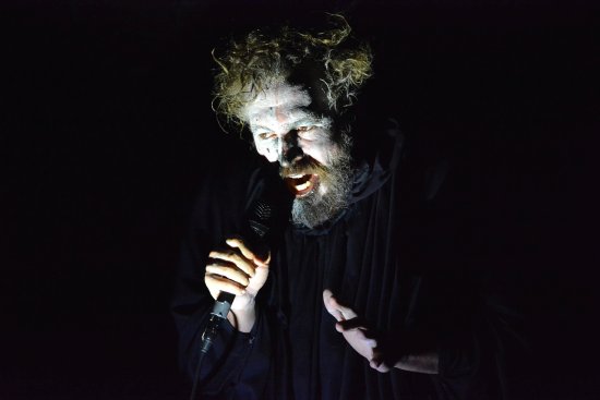 Americký hudebník a performer Andy the Doorbum vystoupil v polovině minulého týdne před kopřivnickým publikem už podruhé.
FOTO: DAVID MACHÁČEK