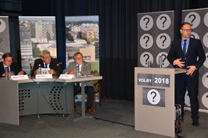 Představitelé deseti kandidátek usilujících o mandáty v novém kopřivnickém zastupitelstvu diskutovali v polovině minulého týdne před kamerami KTK.        
FOTO: DANA HOĎÁKOVÁ