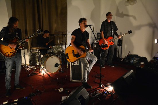 Americká kapela Paramount Styles odehrála svůj našlapaný koncert minulou středu ve společenském sále Vily Machů.
FOTO: DAVID MACHÁČEK