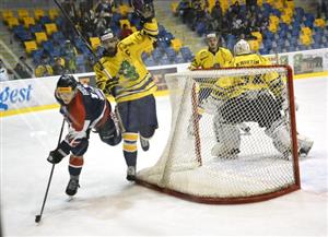 Šumperští Draci deklasovali kopřivnický tým výsledkem 9:0. V závěru dokonce bez brankáře chvíli usilovali o dvoucifernou výhru.
FOTO: DAVID MACHÁČEK