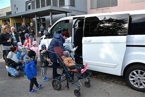 Od minulého týdne provozuje Motýlek nové svozové auto. To k dopravě do speciální školy využívá denně zhruba 40 dětí.
FOTO: DAVID MACHÁČEK
