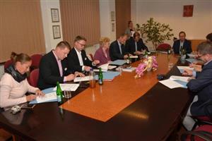 Zvolení zastupitelé Krásné Kopřivnice, ODS, KDU-ČSL a SNK podepsali před týdnem koaliční smlouvu upravující základní parametry povolební spolupráce na kopřivnické radnici.
FOTO: DAVID MACHÁČEK