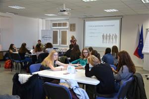 Žáci devátých tříd ze Základních škol Alšovy a 17. listopadu byli jedni z prvních, kteří prošli celodenním školením věnovaným etiketě.
FOTO: DANA HOĎÁKOVÁ