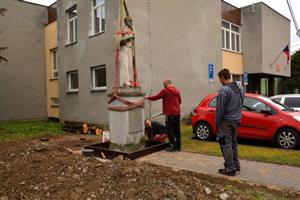 Pracovníci odborné firmy instalují pískovcovou sochu T. G. M. na nové místo u Kulturního domu ve Vlčovicích. Přemístěna byla i z důvodu plánované stavby obchvatu. 
FOTO: D. MACHÁČEK