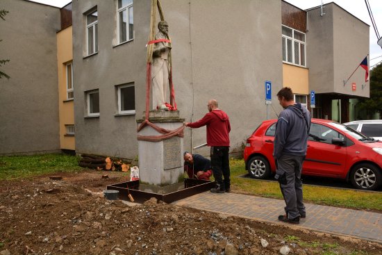 Pracovníci odborné firmy instalují pískovcovou sochu T. G. M. na nové místo u Kulturního domu ve Vlčovicích. Přemístěna byla i z důvodu plánované stavby obchvatu. 
FOTO: D. MACHÁČEK