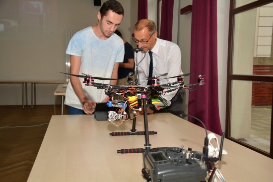 V rámci konference zaměřené na rozvoj talentů a polytechnického vzdělávání prezentovali studenti frýdecko-místecké průmyslovky zařízení, která sestavili. 
FOTO: D. MACHÁČEK