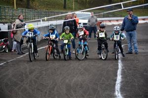 I přes nevlídné počasí se na start postavilo celkem 28 dětí, které se na kolech, koloběžkách či motokárách popraly s nástrahami plochodrážního oválu. 
FOTO: DANA HOĎÁKOVÁ