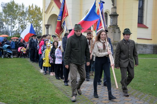 Součástí oslav 100. výročí založení Československé republiky v Lubině byl i početný průvod tamních obyvatel, který vyrazil od kostela sv. Václava ke Katolickému domu, kde následně proběhla příjemná sousedská slavnost.
FOTO: DANA HOĎÁKOVÁ