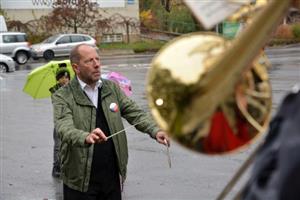 Dirigent Pierre Scotto řídil Městský dechový orchestr Kopřivnice při jeho vystoupení na náměstí T. G. Masaryka. Tento týden ale dechovka odehraje i celovečerní slavnostní koncert.
FOTO: DAVID MACHÁČEK