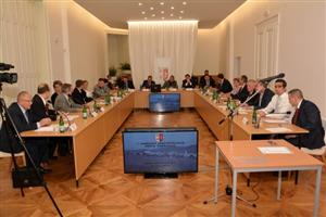 Netradičně v prostorách Ringhofferovy vily se uskutečnilo ustavující zasedání zastupitelstva. Zvolení zástupci občanů složili slib a následně vybrali starostu, jeho zástupce a členy rady města.
FOTO: DAVID MACHÁČEK