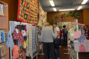 Výrobky absolventek kurzů Patchworku budou k vidění v čítárně městské knihovny až do půlky prosince.
FOTO: DANA HOĎÁKOVÁ