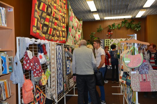 Výrobky absolventek kurzů Patchworku budou k vidění v čítárně městské knihovny až do půlky prosince.
FOTO: DANA HOĎÁKOVÁ
