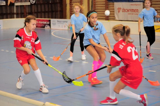 Družstvo děvčat ze ZŠ E. Zátopka porazilo své soupeřky ze ZŠ 17. listopadu vysokým rozdílem, ve finále ale podlehly škole z Oder.
FOTO: KRISTINA ČABLOVÁ