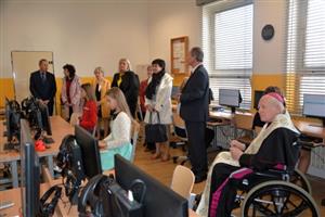 Zmodernizované učebny i výtah ZŠ sv. Zdislavy se v pátek 9. listopadu dočkaly slavnostního otevření. Žákům slouží od začátku školního roku.
FOTO: DANA HOĎÁKOVÁ