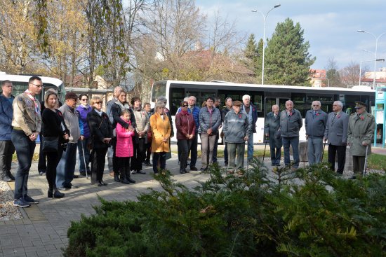 Stoleté výročí ukončení první světové války přilákalo na pietní setkání u pomníku padlých nezvykle mnoho Kopřivničanů, kteří si tak připomněli Den veteránů.  
FOTO: D. HOĎÁKOVÁ