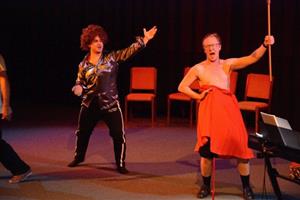 Zaplněné hlediště kinosálu v kulturním domě si minulý týden užilo další hostování ostravské komediální show Tři Tygři.
FOTO: DAVID MACHÁČEK