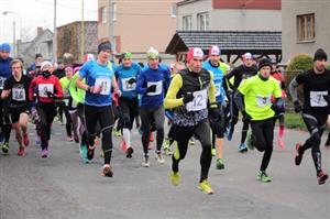 V posledním závodě Lašské běžecké ligy startovalo celkem 49 běžců a celkovým vítězem se stal Jakub Ambros z AK EZ Kopřivnice (č. 41).
FOTO: KRISTINA ČABLOVÁ