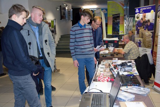 Víc než dvě stě padesát lidí se přišlo podívat na nabídku technického vzdělávání a následné zaměstnání v regionu. Svou nabídku prezentovalo 16 středních škol a učilišť, VŠB a čtyři podniky.
FOTO: DANA HOĎÁKOVÁ