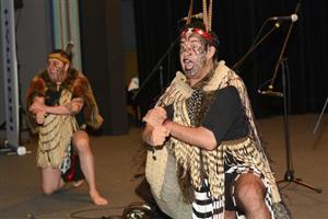 Skupina Whakaari Rotorua vedená Frankem Tomasem Graplem bavila návštěvníky komponovaného večera věnovaného Novému Zélandu.
FOTO: DAVID MACHÁČEK
