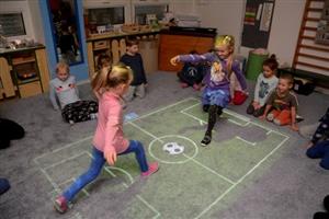 Speciální technické zařízení, nazvané Kouzelný koberec, nabízí dětem v MŠ Jeřabinka nejen výukové aplikace, ale především spoustu různých her.
FOTO: DAVID MACHÁČEK