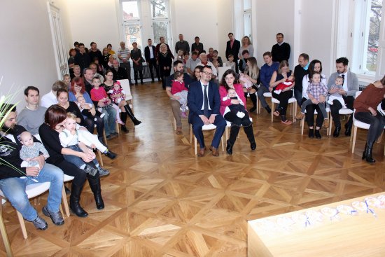 V sobotu 24. listopadu poprvé vítal starosta Miroslav Kopečný nové občánky města v zrekonstruované Ringhofferově vile.
FOTO: DANA HOĎÁKOVÁ
