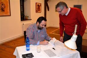 Ondřej Šalek, autor publikace o Masarykově působení v Kopřivnici, rozdával v závěru přednášky na Fojtství autogramy.
FOTO: DANA HOĎÁKOVÁ