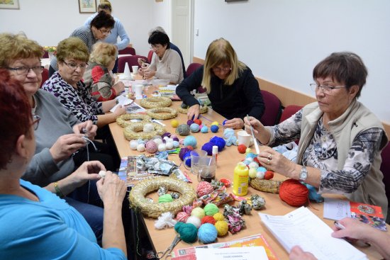 Vyrobit si vánoční dekoraci přišlo minulý týden do Klubu seniorů na Sokolovskou ulici 27 lidí, kteří si odnesli domů hned několik výrobků.
FOTO: DANA HOĎÁKOVÁ