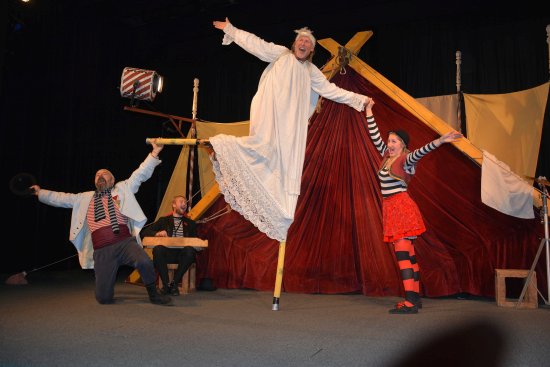 Jihočeské divadelní studio Studna hostovalo minulou neděli v Kopřivnici s výpravnou vánoční férií Byla cesta, byla ušlapaná.
FOTO: DANA HOĎÁKOVÁ