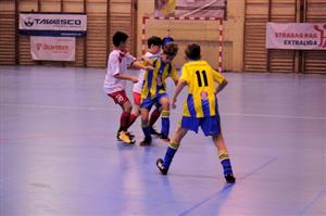 Po vítězných přípravkách FC Kopřivnice na halovém turnaji La Mia Pizza Cup brali mladší žáci (v pruhovaných dresech) tentokrát pátou příčku.
FOTO: KRISTINA ČABLOVÁ