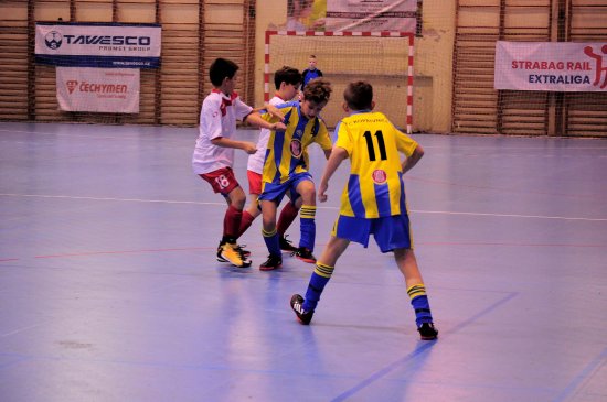 Po vítězných přípravkách FC Kopřivnice na halovém turnaji La Mia Pizza Cup brali mladší žáci (v pruhovaných dresech) tentokrát pátou příčku.
FOTO: KRISTINA ČABLOVÁ