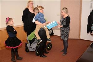 Maminka Matúška převzala z rukou místostarostky Rysové šek určený na rehabilitační kůru svého syna. Menší polovinu částky vynesla tradiční sbírka plastových vršků.  
FOTO: D. MACHÁČEK
