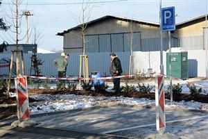 V pondělí probíhaly na novém parkovišti poslední úpravy. Od včerejšího dne už jej mohou obyvatelé sídliště Sever využívat k odstavení svých vozidel.
FOTO: D. MACHÁČEK
