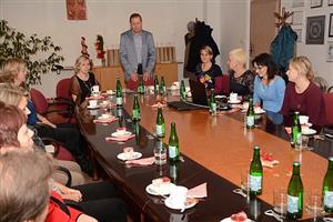 Vedení kopřivnické radnice pozvalo nejen pedagogický tým MŠ Jeřabinka, ale i ostatní zaměstnance oceněné školky.
FOTO: DAVID MACHÁČEK
