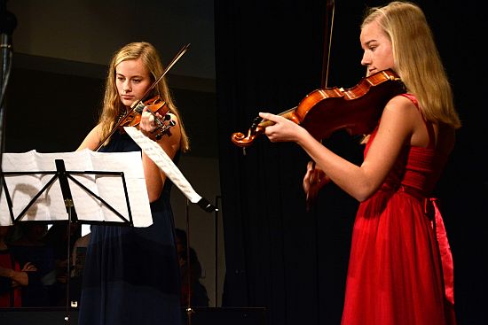 Součástí programu předvánočního koncertu ZUŠ Z. Buriana bylo Haydnovo Scherzo v podání smyčcového dua Adély a Anny Jadvidžákových.
FOTO: DAVID MACHÁČEK
