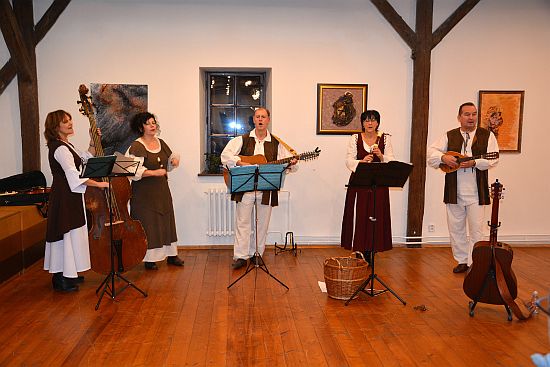 Před týdnem na vánočním koncertu v Muzeu na Fojtství kapela Camerata v předstihu oslavila blížící se 20. výročí založení.
FOTO: DANA HOĎÁKOVÁ
