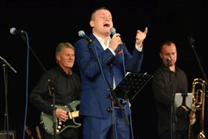 Vladimír Hron byl jedním z pěveckých hostů celovečerního koncertu Alfa Bandu, kterým kapela oslavila deset let od svého obnovení.
FOTO: D. MACHÁČEK