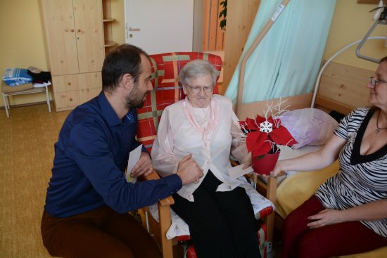 V závěru loňského roku navštívili s dárky zástupci města kopřivnické seniory žijící v domovech seniorů v okolních městech.
FOTO: PAVLA ZRUNKOVÁ