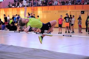 Na Kopřivnické laťce, tradičním předvánočním závodě ve skoku vysokém, soutěžilo letos téměř 150 žáků základních i středních škol.
FOTO: KRISTINA ČABLOVÁ