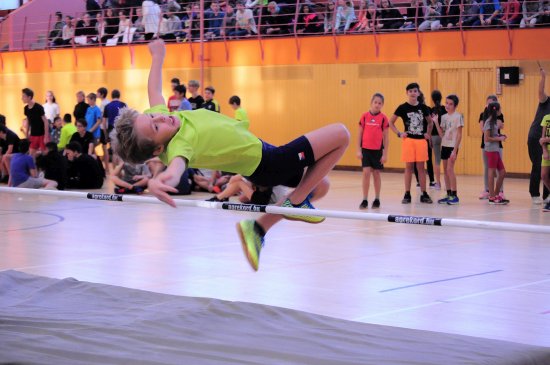 Na Kopřivnické laťce, tradičním předvánočním závodě ve skoku vysokém, soutěžilo letos téměř 150 žáků základních i středních škol.
FOTO: KRISTINA ČABLOVÁ