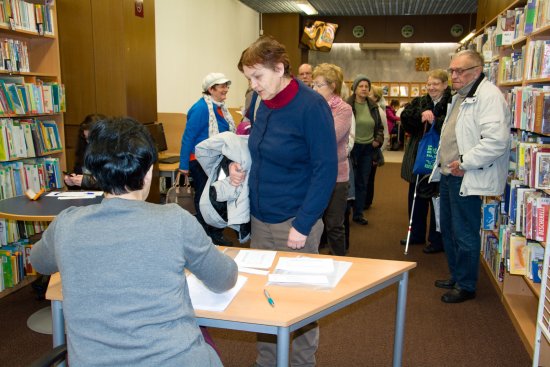 Zápis do letního semestru Akademie třetího věku probíhal i přes velký zájem seniorů v poklidu. V průběhu pondělního dopoledne byl zcela obsazen jen jeden kurz. 
FOTO: D. HOĎÁKOVÁ