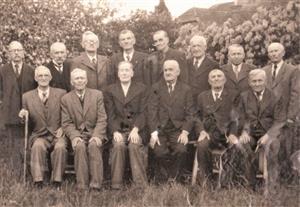 Zakládající členové místního včelařského spolku. Fotografie ovšem nepochází z doby založení v roce 1919, ale je zhruba o třicet let mladší.
FOTO: ARCHIV ZO ČSV