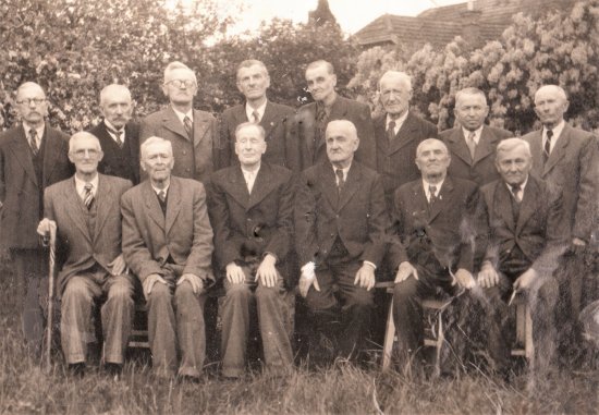 Zakládající členové místního včelařského spolku. Fotografie ovšem nepochází z doby založení v roce 1919, ale je zhruba o třicet let mladší.
FOTO: ARCHIV ZO ČSV