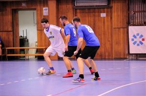 Divizní futsalový tým Jokerit Kopřivnice (světlé dresy) po devíti letech získal putovní trofej ve futsalovém turnaji Tatry.
FOTO: KRISTINA ČABLOVÁ