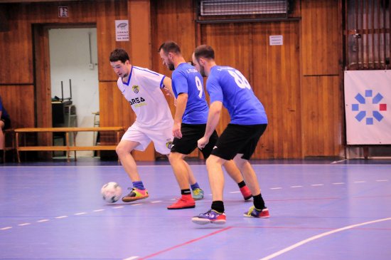 Divizní futsalový tým Jokerit Kopřivnice (světlé dresy) po devíti letech získal putovní trofej ve futsalovém turnaji Tatry.
FOTO: KRISTINA ČABLOVÁ