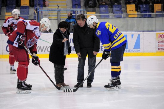Zápas s charitativním podtextem s Havlíčkovým Brodem zahájila slavnostním buly ředitelka Dětského centra ZŠ a MŠ Motýlek Dagmar Jančálková.
FOTO: KRISTINA ČABLOVÁ